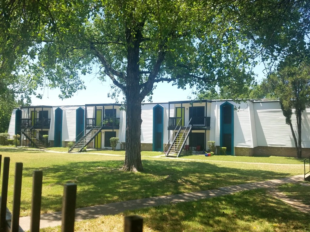 This multi-family apartment solar screens Austin Texas installation that we did looks beautiful with this new color combination.